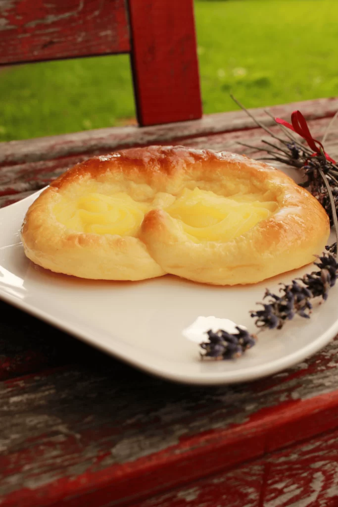 Klassische Puddingbrezel mit knusprigem Teig und einer cremigen Vanillepudding-Füllung