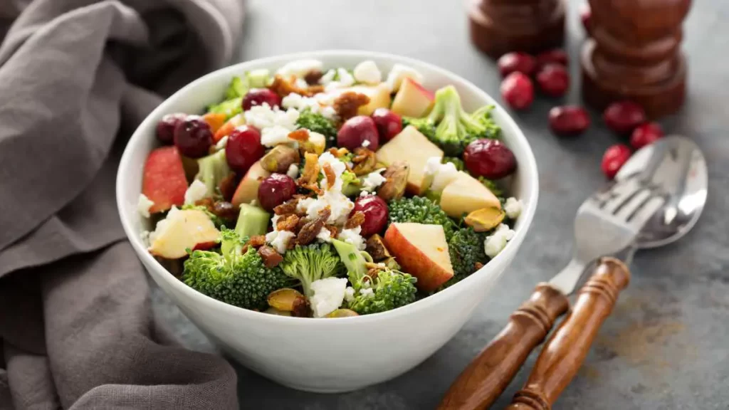 Leckerer Brokkoli Salat aus rohem Gemüse mit einem leichten Dressing