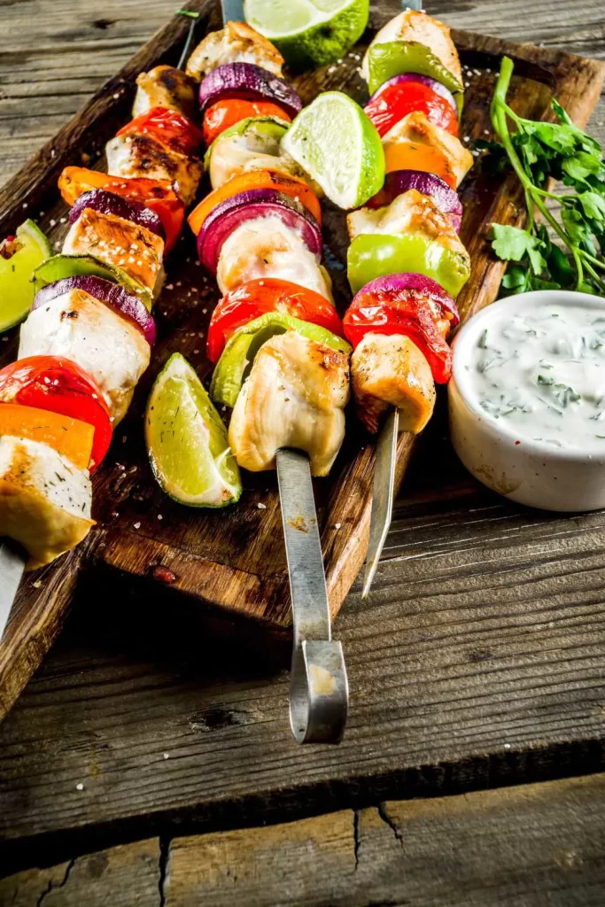 Leckere Hähnchen Spieße gegrillt mit saftigem Fleisch und Gemüse