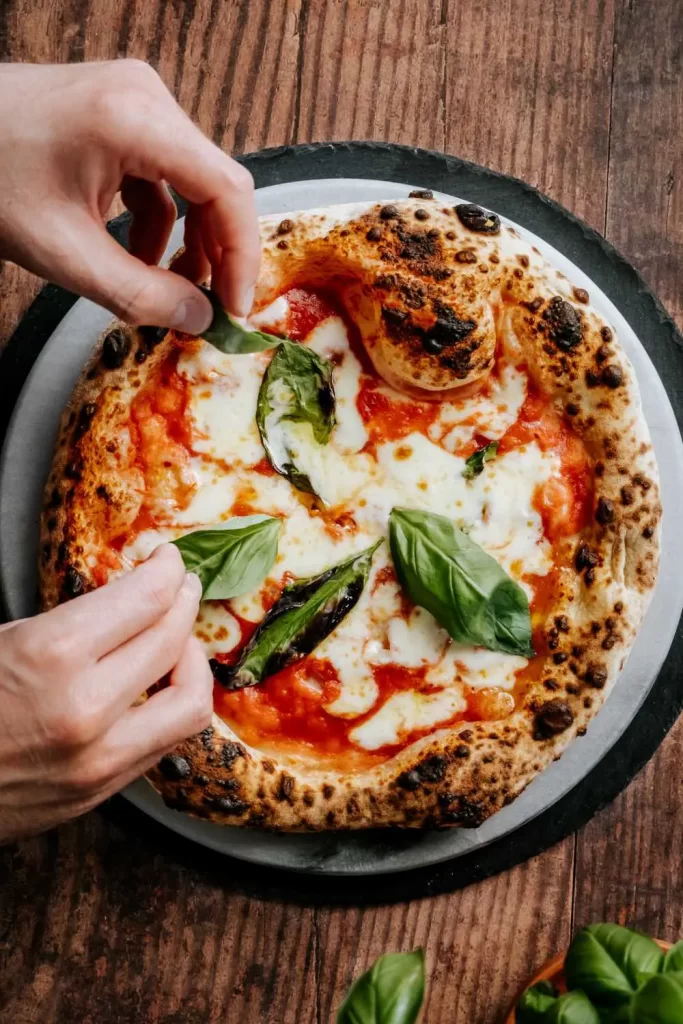 Leckere Quark-Öl-Teig Pizza mit frischen Zutaten und knusprigem Boden