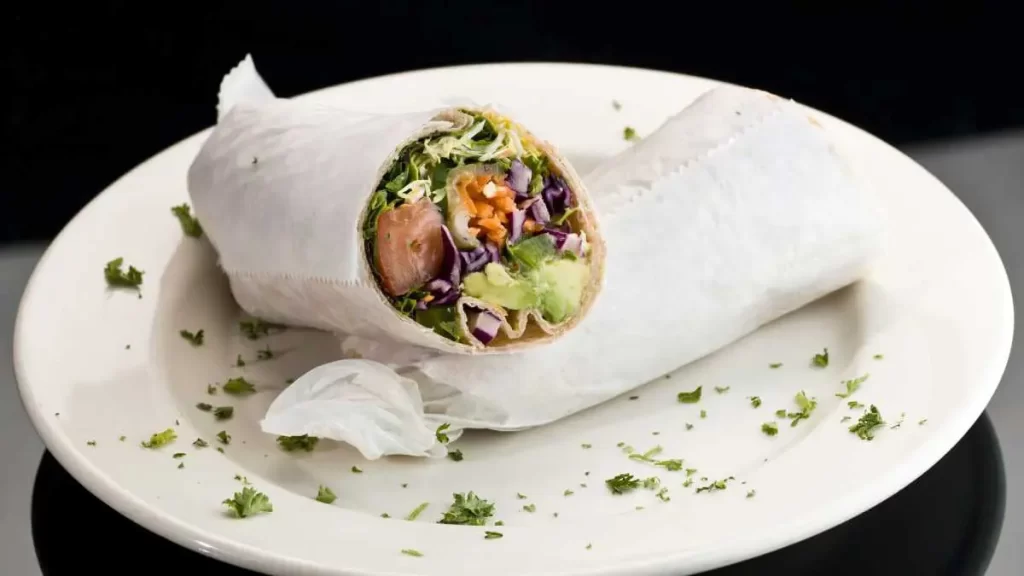 Leckere vegetarische Wraps mit frischem Gemüse und Gewürzen