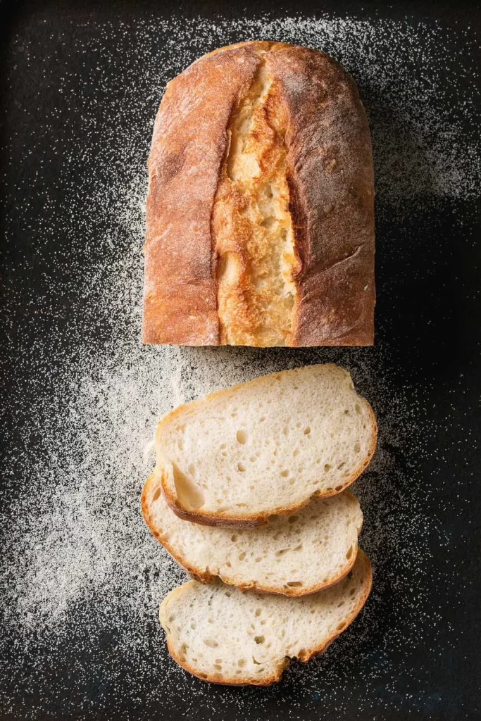 Leckeres, frisch gebackenes Weißbrot mit goldbrauner Kruste