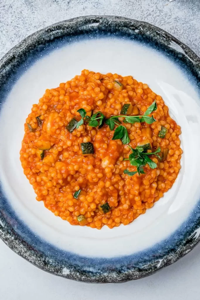 Omas Fregola Sarda, traditionell zubereitete Pasta aus Sardinien, serviert mit einer hausgemachten Tomatensauce