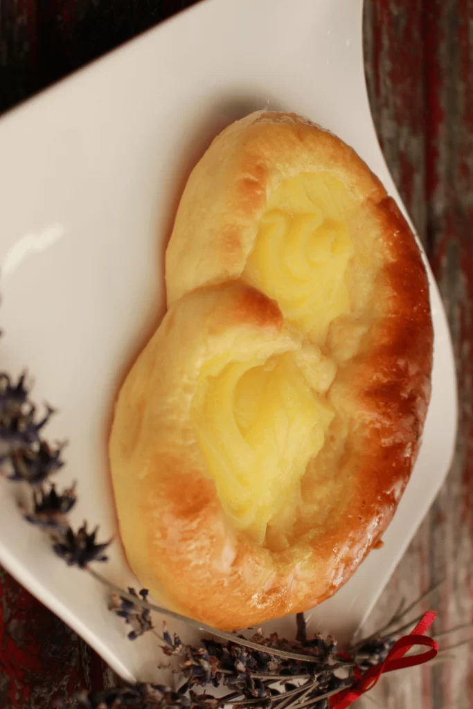 Omas selbstgemachte Puddingbrezel, gebacken mit luftigem Teig und cremigem Vanillepudding