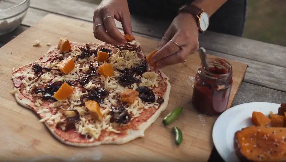 Herbstliche Kürbis-Pizza mit frischen Zutaten und knusprigem Boden