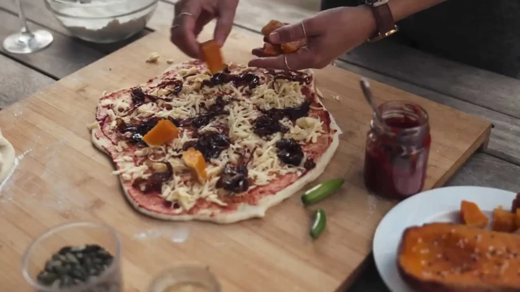 Pizza mit Kürbis, Käse und frischen Kräutern, herbstliche Rezeptidee