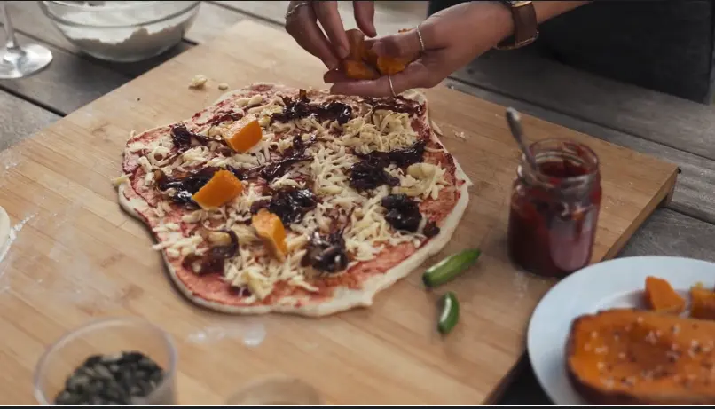 Herbstliche Pizza mit Kürbis, Käse und Kräutern, perfekte Rezeptidee