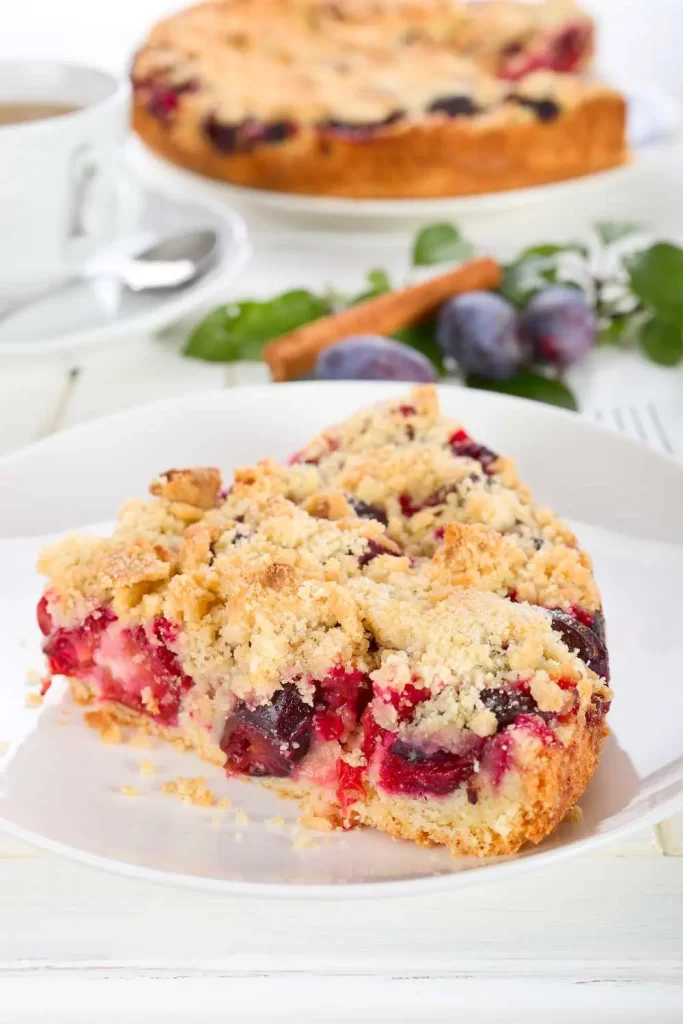 Traditioneller Zwetschgenkuchen nach Omas Rezept mit luftigem Rührteig und saftigen Zwetschgen, perfekt für den Kaffeetisch.