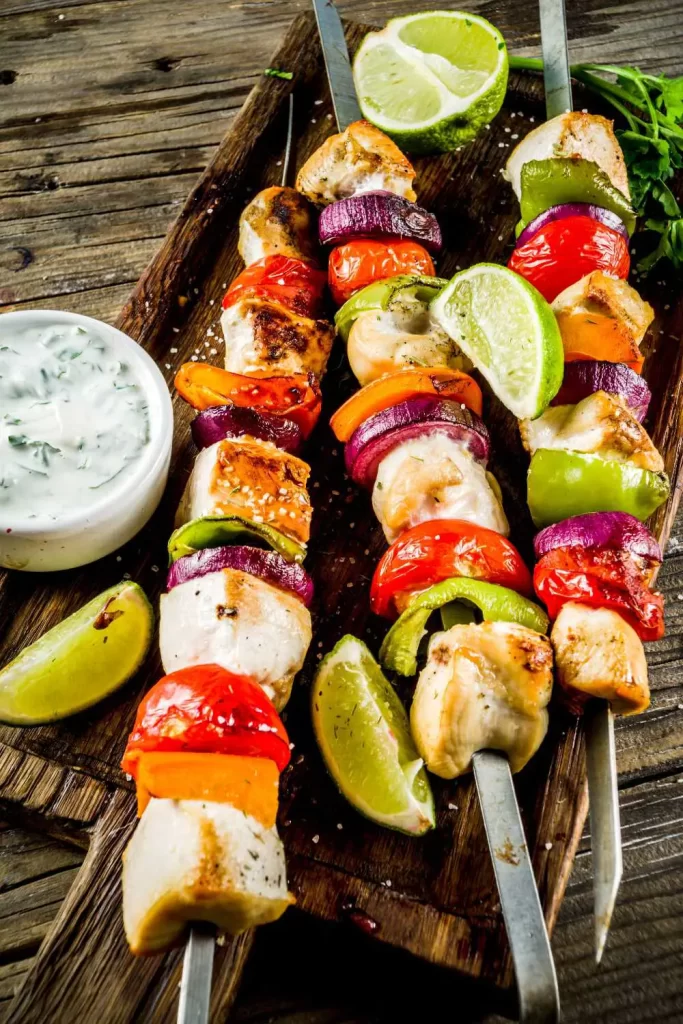 Traditionelle Hähnchen Spieße mit Paprika und Zwiebeln auf dem Grill