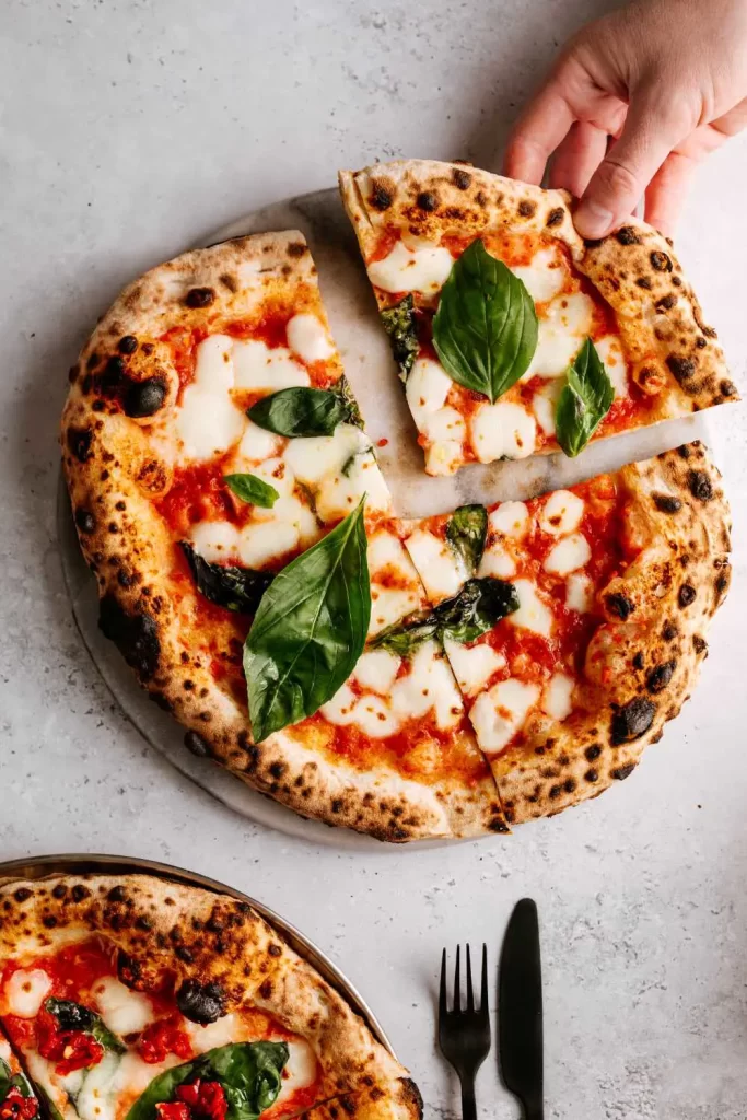 Traditionelle Quark-Öl-Teig Pizza mit klassischem Belag und goldbraunem Rand