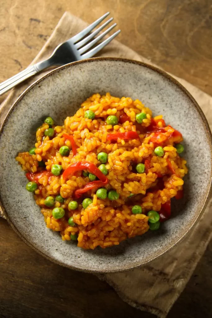 Traditionelle vegetarische Paella mit frischem Gemüse und Safranreis