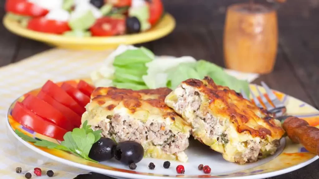 Traditioneller Zucchini Auflauf mit Hackfleisch, klassisches Familienrezept