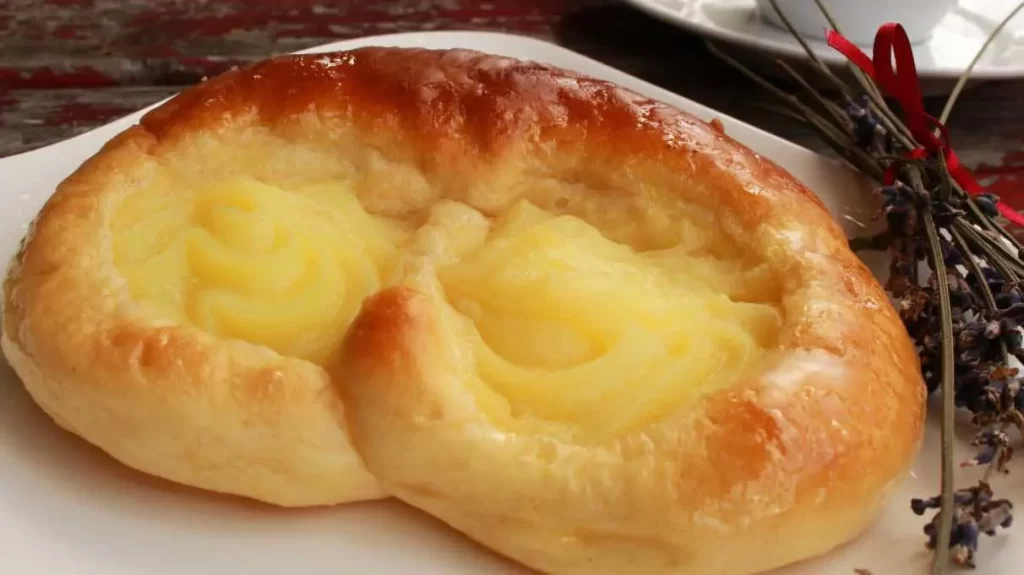 Traditionelle Puddingbrezel aus Hefeteig mit einer cremigen Vanillepudding-Füllung