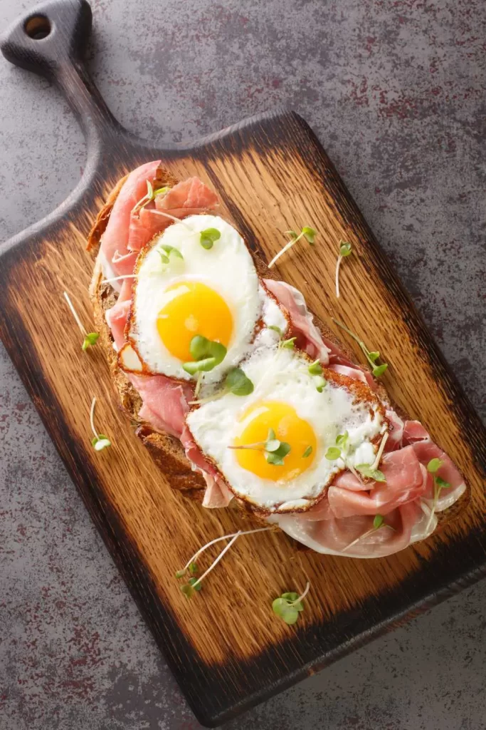 Traditioneller Strammer Max mit frischem Brot, saftigem Schinken und einem Spiegelei, perfekt für eine schnelle, herzhafte Mahlzeit.