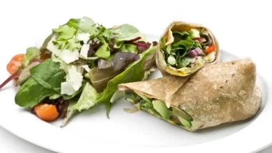 Vegetarische Wraps mit frischem Gemüse und Kräutern