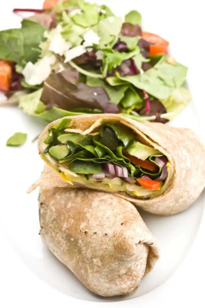 Selbstgemachte vegetarische Wraps mit frischen Zutaten