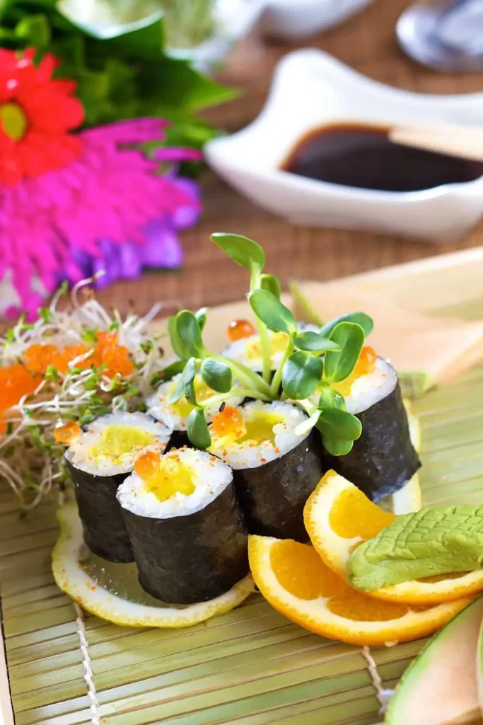 Schritt-für-Schritt-Zubereitung von vegetarischem Sushi mit Reis, Avocado und Gurke