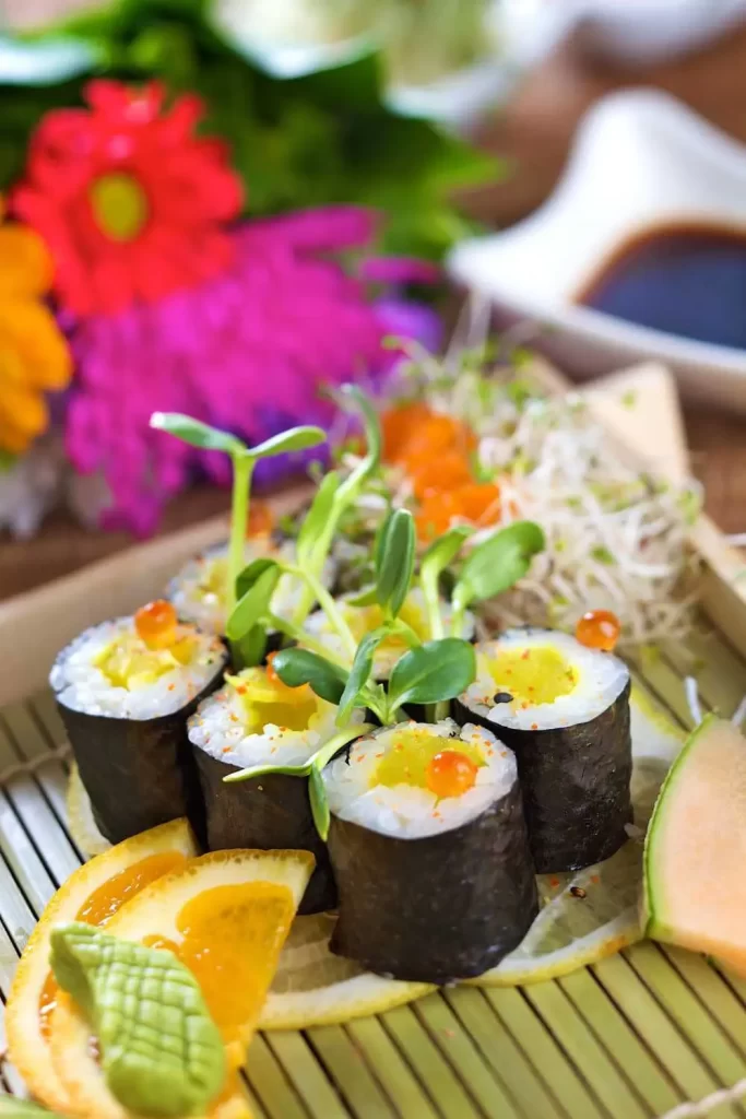 Selbstgemachtes vegetarisches Sushi mit frischen Zutaten wie Avocado, Gurke und Karotten