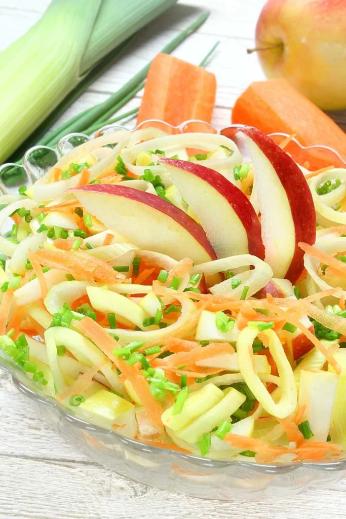 Veganer Apfel-Karotten-Salat mit frischen Äpfeln, knackigen Karotten und einem leichten, pflanzlichen Dressing.