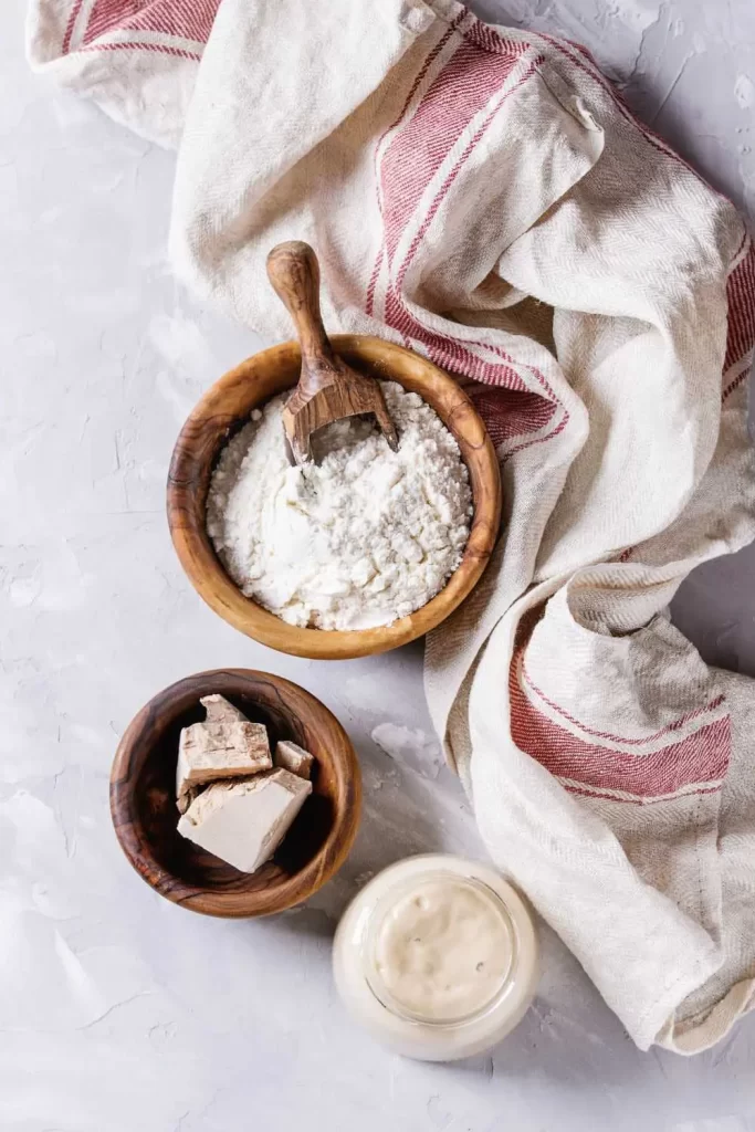 Zutaten für selbstgemachtes Brot, einschließlich Mehl, Hefe, Salz und Wasser