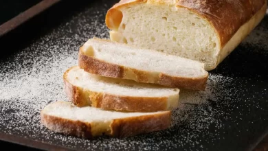 Frisch gebackenes Weißbrot mit knuspriger Kruste und weicher Krume