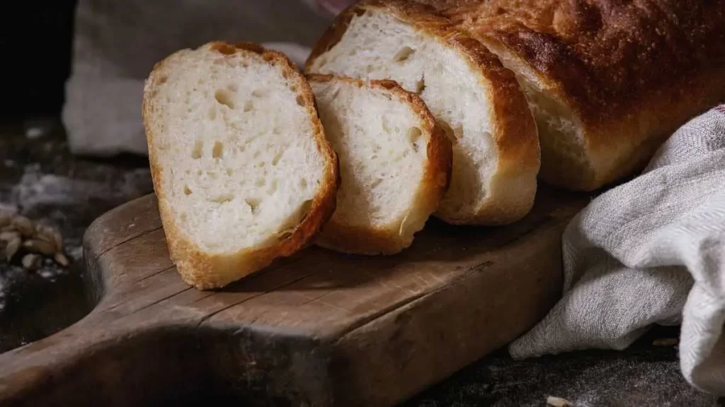 Selbst gebackenes Weißbrot mit knuspriger Kruste und weichem Inneren