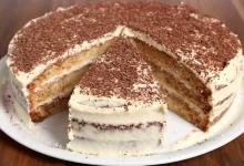 Buttercreme-Torte mit cremiger Buttercreme und dekorativen Details, ideal für besondere Anlässe