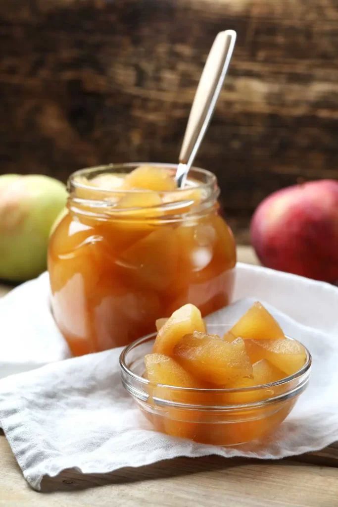 Einfaches Apfelkompott aus frischen Äpfeln, ideal für Desserts oder als Beilage