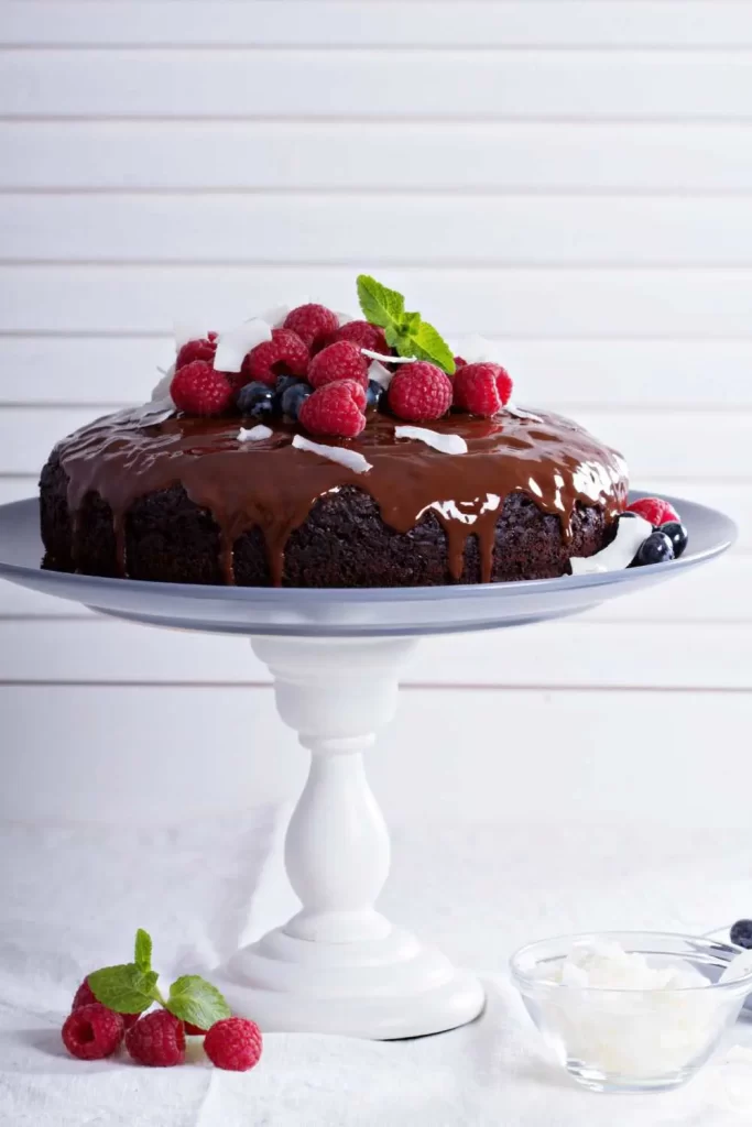 Gesundes Dessert aus frischen Beeren,  Sojamilch und Nüssen