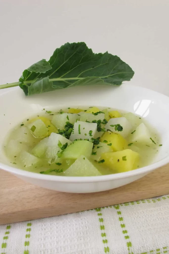 Warme vegetarische Mahlzeit mit frischen Zutaten und Kräutern