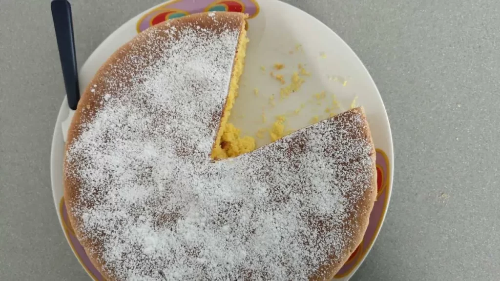  Paradiescreme Kuchen mit zarter Cremefüllung auf lockerem Biskuitboden und fruchtiger Garnitur.