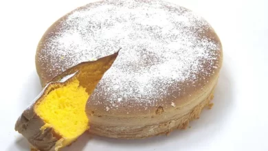 Paradiescreme Kuchen mit lockerem Biskuitboden, luftiger Creme und fruchtigem Topping.