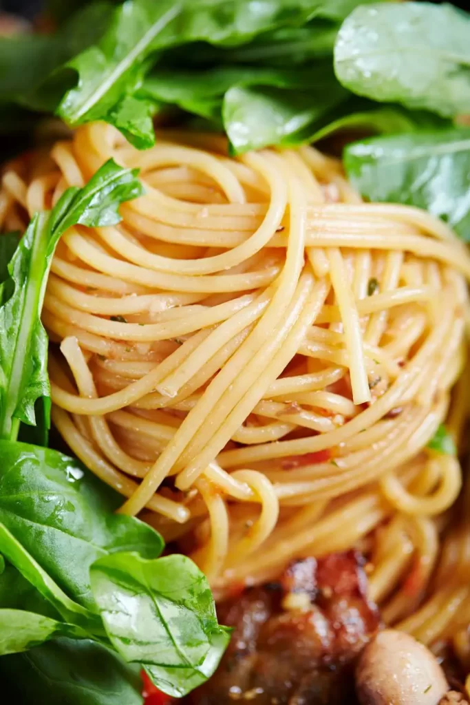 Traditioneller Spaghetti Salat nach Omas Rezept mit Gemüse und würzigem Dressing