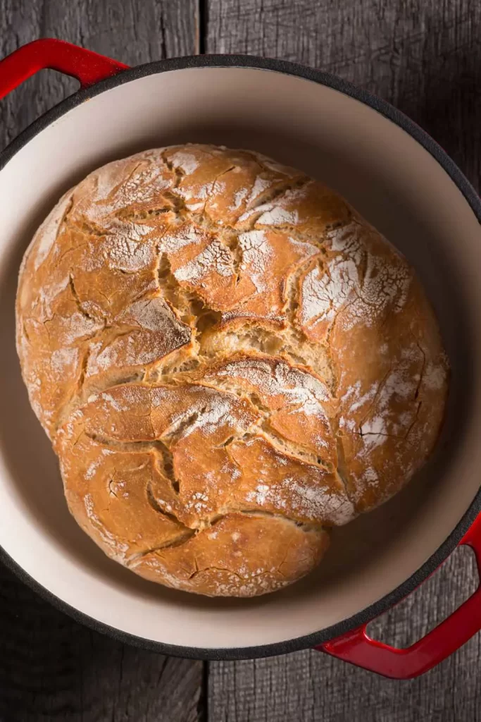 Traditionelles „Friss dich dumm“ Brot mit rustikaler Kruste und weicher, luftiger Krume.