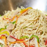 Frischer traditioneller Spaghetti Salat mit Gemüse und Dressing