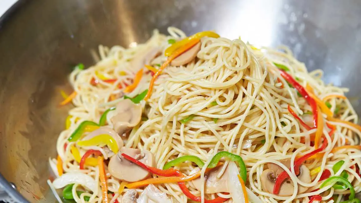 Frischer traditioneller Spaghetti Salat mit Gemüse und Dressing