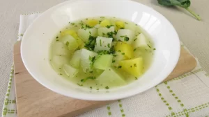 Cremige vegetarische Kohlrabisuppe mit frischen Kräutern serviert