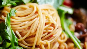 Frischer vegetarischer Spaghetti Salat mit Tomaten, Paprika, Oliven und italienischem Dressing