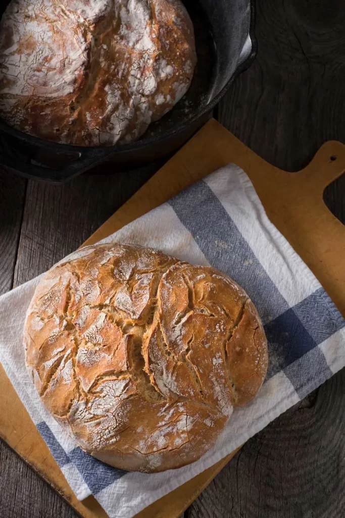 Frisch gebackenes, einfaches „Friss dich dumm“ Brot mit goldbrauner Kruste und weicher Krume