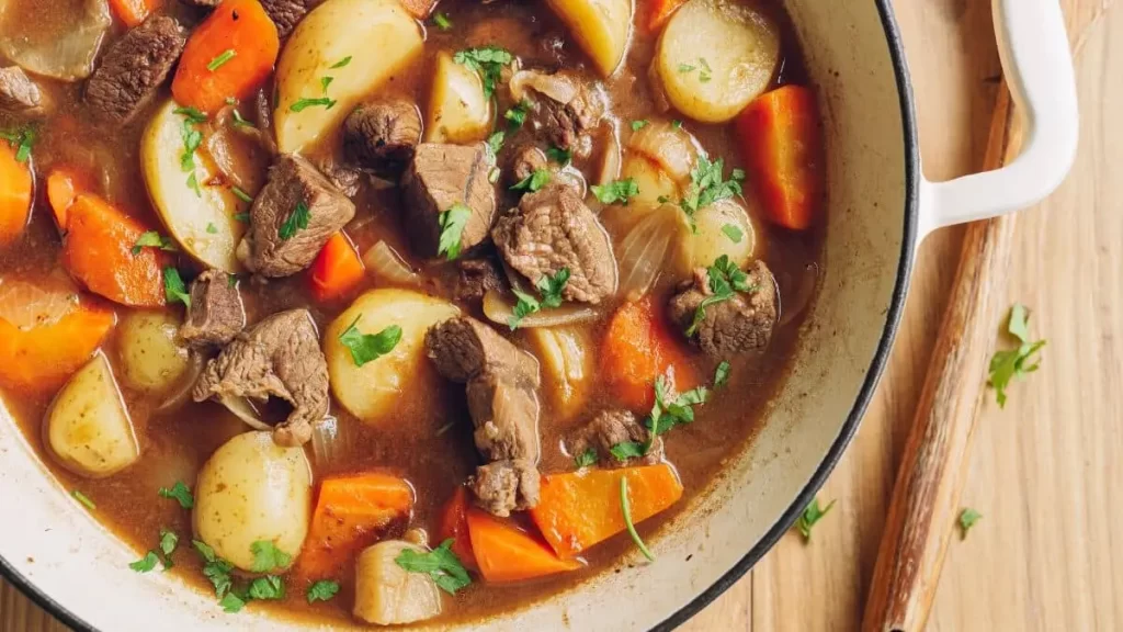 Köstlicher Eintopf mit zartem Rindfleisch, Gemüse und aromatischer Brühe, perfekt für kalte Tage.