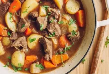 Herzhafter Eintopf mit zartem Rindfleisch, Gemüse und würziger Brühe – perfekt für kalte Tage.