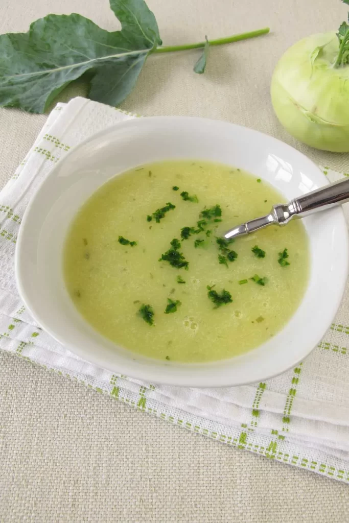 Cremige Kohlrabisuppe mit Kräutern in einer Schüssel serviert