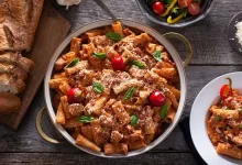 Cremige Pasta mit saftigem Hähnchenbrustfilet, verfeinert mit frischen Kräutern und Gewürzen.