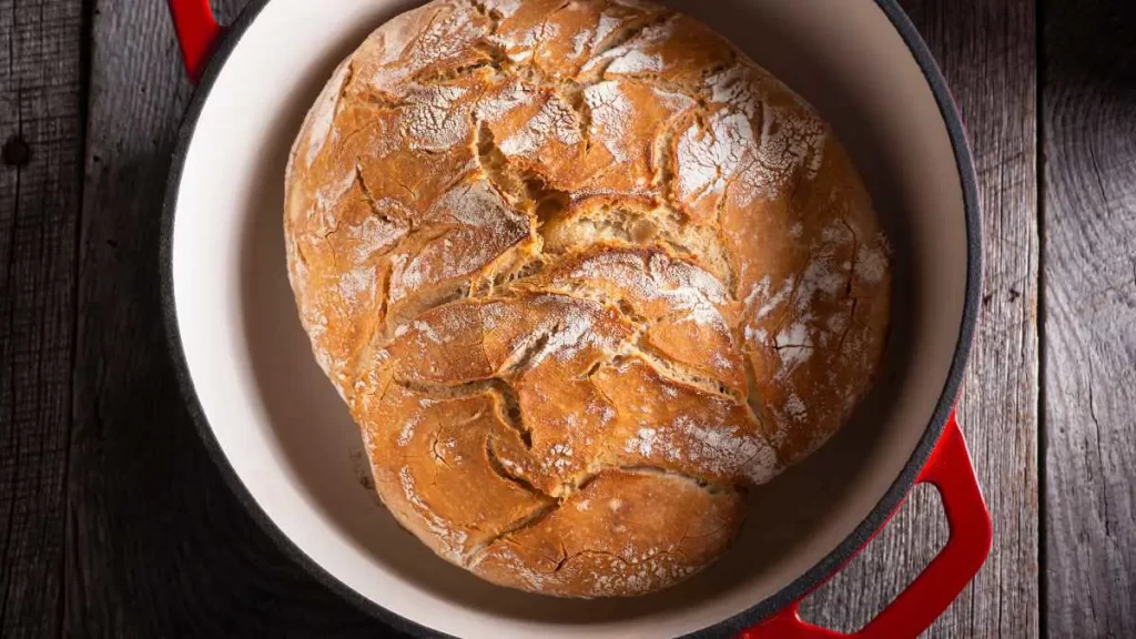 Omas „Friss dich dumm“ Brot, frisch gebacken mit knuspriger Kruste und luftiger Krume.